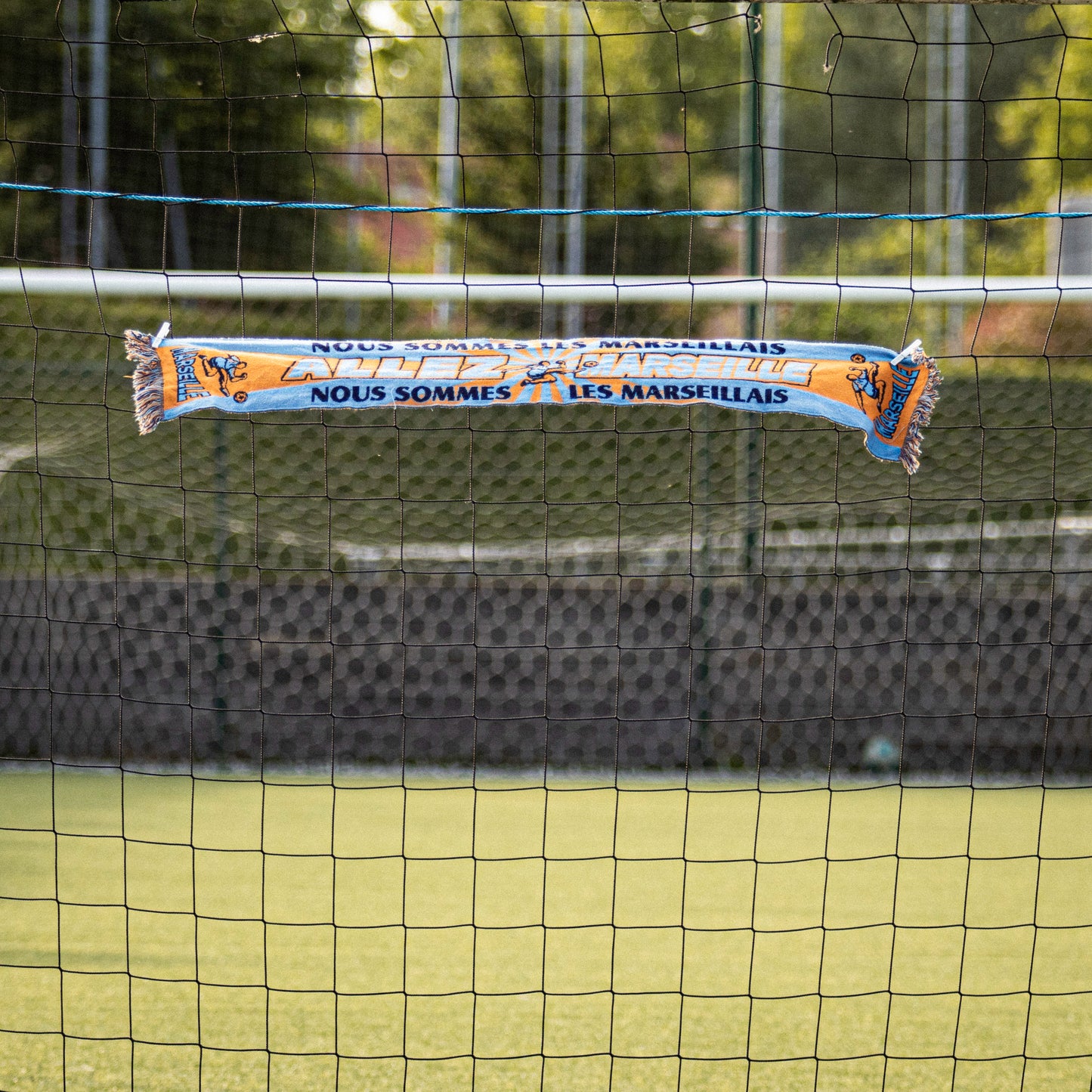 Écharpe d'occasion de l'Olympique de Marseille "Allez Marseille"'.
