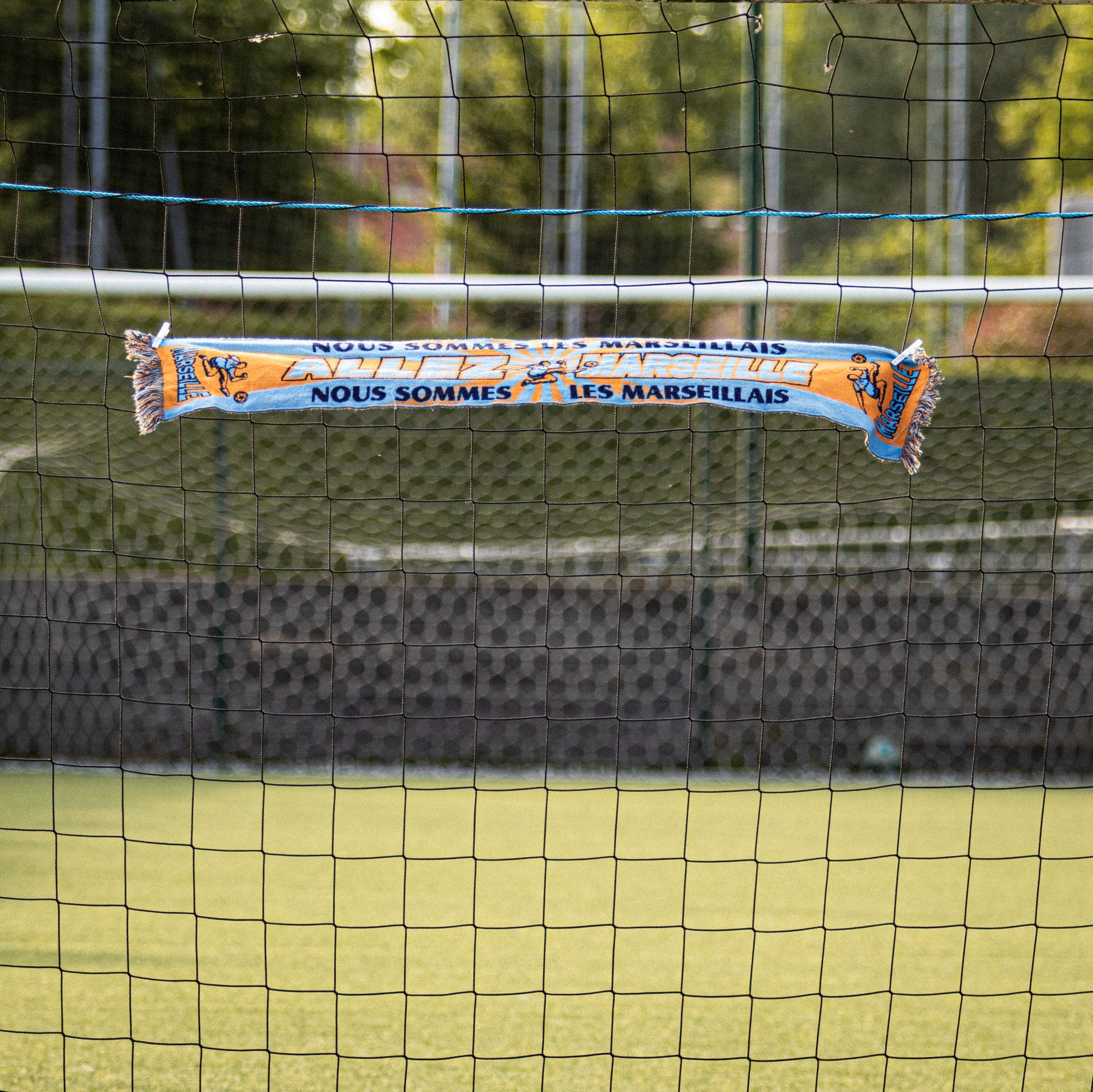 Écharpe d'occasion de l'Olympique de Marseille "Allez Marseille"'.