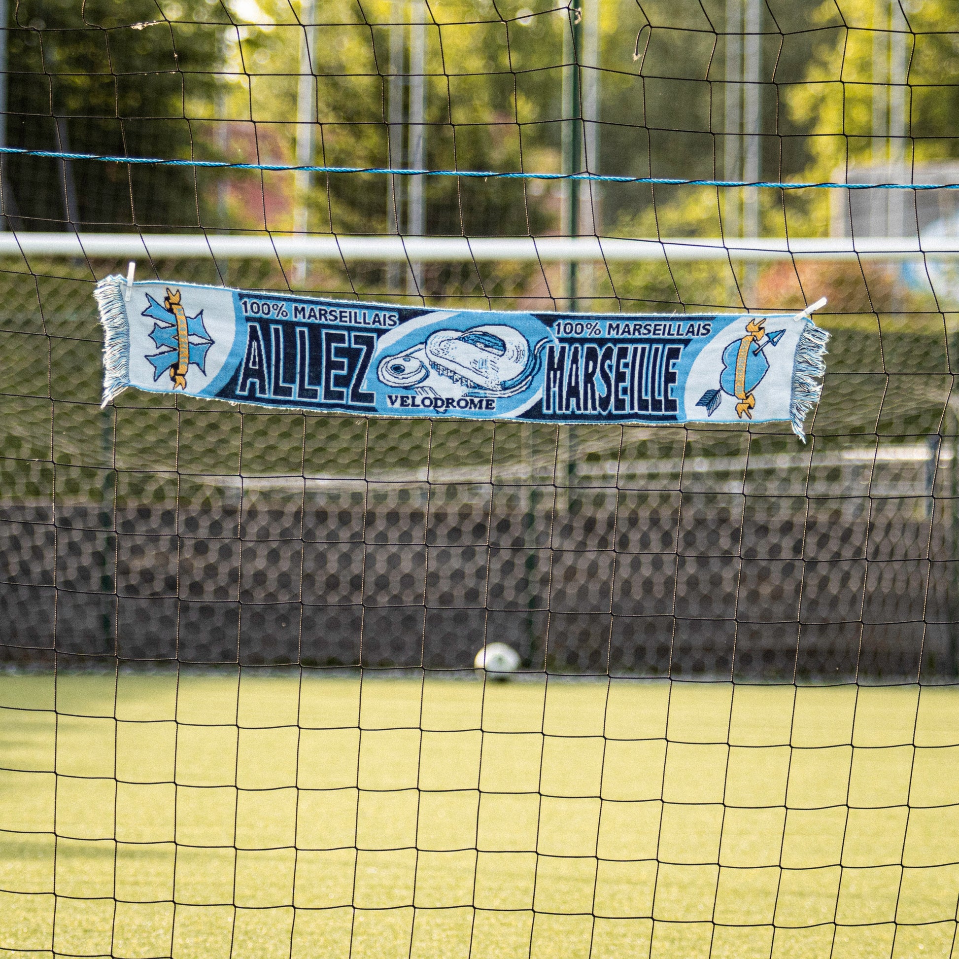 Écharpe d'occasion de l'Olympique de Marseille "Allez Marseille - 100% Marseillais".